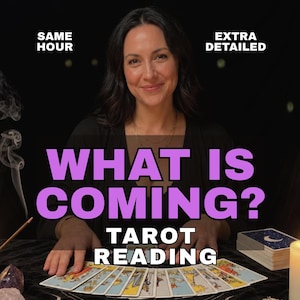 Puede incluir: Una persona de cabello oscuro con una blusa negra detrás de una mesa con cartas de tarot extendidas. El texto en la imagen dice: SAME HOUR, EXTRA DETAILED, WHAT IS COMING?, TAROT READING. Se ve un incienso humeante y cartas.