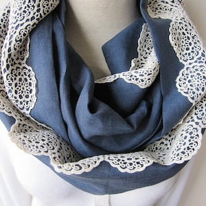 Ivory Lace Leinen Infinity-Schal, marineblaue Borte