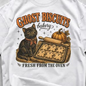Camiseta de Halloween com Biscoitos Fantasma, Camiseta com Estampa de Padaria com Gato Preto, Presente para Amante de Padaria com Gatinho Fresco do Forno, Camiseta de Outono com Gato e Abóbora