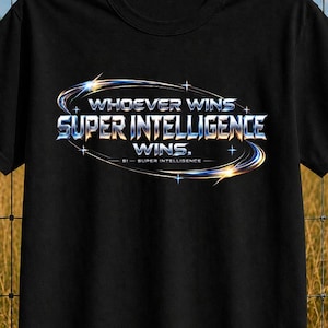 Könnte beinhalten: Ein schwarzes Kurzarm-T-Shirt mit einem Grafikdesign und dem Text "WHOEVER WINS SUPER INTELLIGENCE WINS." Der Text ist in einer metallisch blauen und silbernen Schrift gehalten, umgeben von einer leuchtenden, elliptischen Lichtspur mit Sternen.
