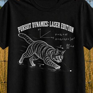 Pursuit Dynamics T-shirt, Laser Pointer Cat Physics T-shirt, Grappig T-shirt met een kat die een laser achtervolgt, Cadeau voor een natuurkundestudent, T-shirt voor kattenliefhebbers en nerds
