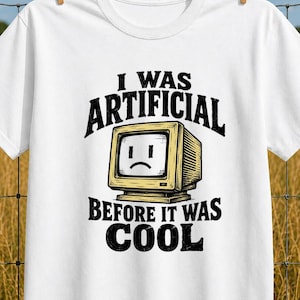 Ero artificiale prima che diventasse di moda, maglietta divertente con computer retrò, maglietta con grafica di un vecchio monitor triste, regalo umoristico tecnologico, super intelligenza