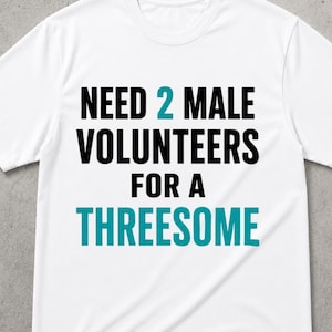 2 mannelijke vrijwilligers nodig voor een trio Grappig shirt T-shirt, shirtruil luchthaven Grappig, zeer aanstootgevend shirt, ongepast shirtruil