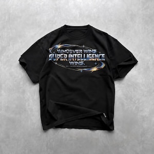 Camiseta "Quien gane, gana la superinteligencia", camiseta SI, camiseta divertida con gráfico cromado Y2K de la carrera de IA, regalo de humor tecnológico para él, suéter futurista