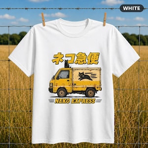 Peut inclure: Un t-shirt blanc à manches courtes avec un motif de camion de livraison jaune, un chat noir assis sur le toit et un autre chat noir courant sur le côté. Le texte indique "ネコ急便" en caractères japonais et "NEKO EXPRESS" en anglais.