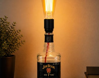 Lampada artigianale realizzata con bottiglie / Lampada ricavata da bottiglie di whisky riciclate