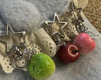 Y2K Roter Apfel Schlüsselanhänger mit Flügel, Stern Punk Taschenanhänger, Süßer Frucht Anhänger, Rot Rosa Grüne Frucht Schlüsselring, Geschenk für Sie