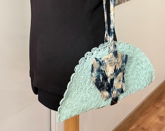 Borsa a mezzaluna in paglia verde mandorla 39x20 cm • Fiocco in seta stampata • Bottone in metallo • Fodera blu navy