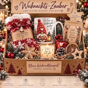 Könnte beinhalten: Eine Weihnachtsgeschenkbox mit einer weißen Tasse mit Wichtel-Motiv, rot-weißen Kuschelsocken, einer Kerze mit der Aufschrift 'Schön, dass es dich gibt', einem Päckchen 'Zeit für eine kleine Auszeit', einem Tannenzapfen, einer Orangenscheibe und Holzsternen.