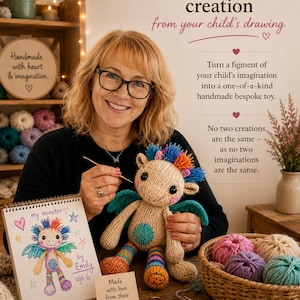Può includere: Una creatura di peluche lavorata a maglia color beige con ali color ottanio, una cresta multicolore e gambe a righe, accanto a un disegno di un bambino con l'etichetta 'my monster by Emily age 6' e un cartello 'Made with love from their imagination to your hands'.