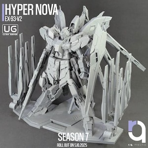 Może przedstawiać: Szary zestaw modelu Ultra Grade robota mecha, oznaczony jako "HYPER NOVA EX-93-V2". Robot ma skomplikowane detale pancerza i jest ustawiony na platformie. Widoczny jest tekst "SEASON 7 ROLL OUT ON 5.10.2025".