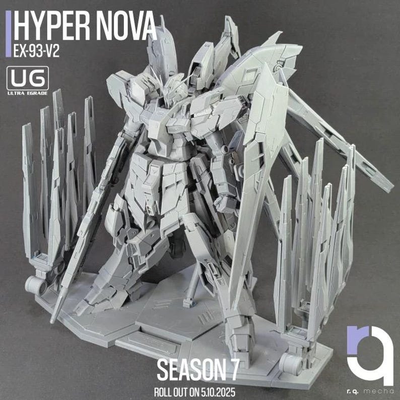 Może przedstawiać: Szary zestaw modelu Ultra Grade robota mecha, oznaczony jako "HYPER NOVA EX-93-V2". Robot ma skomplikowane detale pancerza i jest ustawiony na platformie. Widoczny jest tekst "SEASON 7 ROLL OUT ON 5.10.2025".