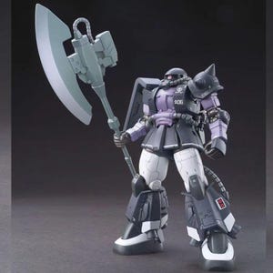 Puede incluir: Modelo detallado de un traje m&oacute;vil Zaku II, con una combinaci&oacute;n de colores oscuros y acentos morados y blancos. La figura sostiene un hacha grande y tiene el n&uacute;mero "206" impreso en el pecho. Es un art&iacute;culo de colecci&oacute;n.