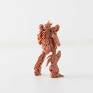 Pode incluir: Um modelo detalhado, castanho-avermelhado, de um rob&ocirc;, visto por tr&aacute;s, com intrincadas placas de armadura e m&uacute;ltiplas articula&ccedil;&otilde;es. O modelo est&aacute; sobre um fundo branco liso. O design do rob&ocirc; sugere uma constru&ccedil;&atilde;o complexa.