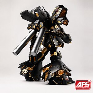 Puede incluir: Modelo detallado de un robot mec&aacute;nico negro y dorado. El robot presenta intrincados detalles con acentos dorados en su armadura y grandes armas cil&iacute;ndricas. El modelo est&aacute; sobre una superficie blanca. El logotipo "AFS AsterForgeStudio" est&aacute; en la esquina inferior derecha.