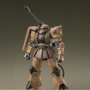 Puede incluir: Modelo de robot militar marr&oacute;n y beige con un gran ca&ntilde;&oacute;n. El robot presenta un dise&ntilde;o detallado con varios componentes mec&aacute;nicos, incluyendo una hombrera con p&uacute;as y una estructura tubular.