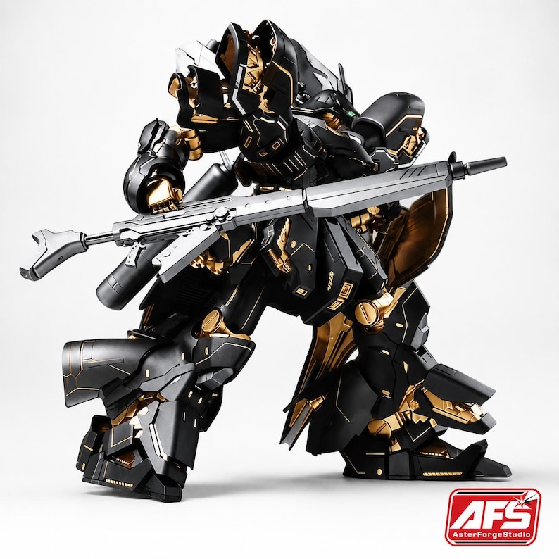 Puede incluir: Modelo de robot negro y dorado con un rifle plateado. El robot est&aacute; en una pose din&aacute;mica, mostrando intrincados detalles mec&aacute;nicos. Acentos dorados adornan la armadura negra.