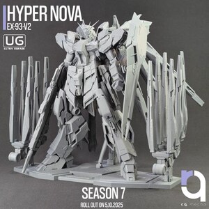 Może przedstawiać: Szary zestaw modelu Ultra Grade robota mecha, oznaczony jako "HYPER NOVA EX-93-V2". Model jest bardzo szczeg&oacute;łowy z wieloma panelami, bronią i strukturami wspierającymi. Tekst "SEASON 7 ROLL OUT ON 5.10.2025" jest widoczny na dole.