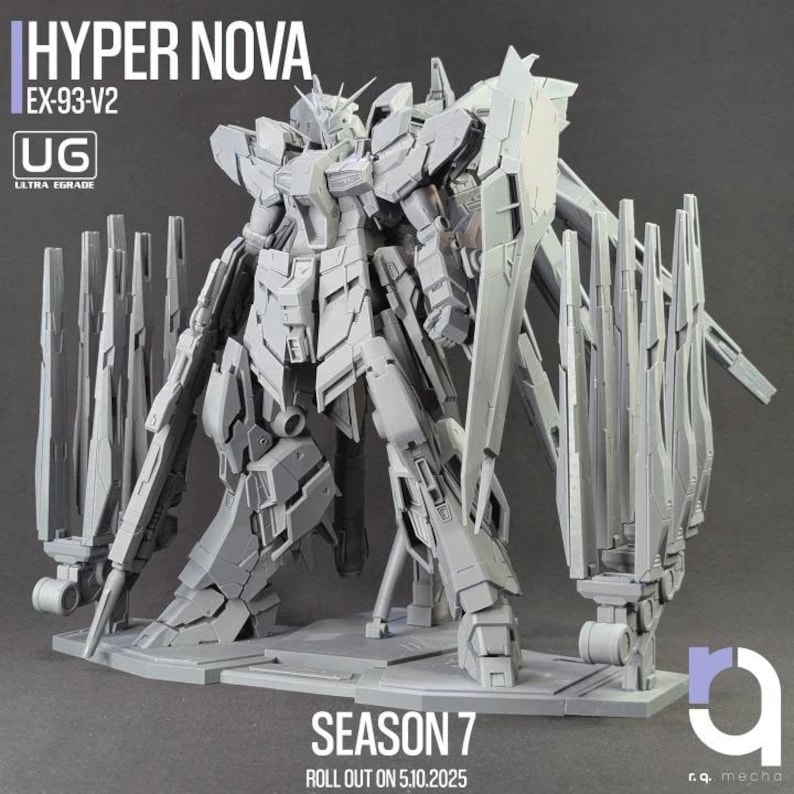 Może przedstawiać: Szary zestaw modelu Ultra Grade robota mecha, oznaczony jako "HYPER NOVA EX-93-V2". Model jest bardzo szczeg&oacute;łowy z wieloma panelami, bronią i strukturami wspierającymi. Tekst "SEASON 7 ROLL OUT ON 5.10.2025" jest widoczny na dole.