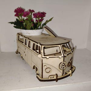 Furgoneta de madera vintage para transporte de plantas – Modelo retro de los años 60 cortado con láser, ideal para la decoración del hogar y como regalo artesanal.