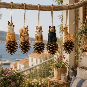 Adorno de tigre tallado a mano, decoración navideña de tigre de madera, adorno de árbol de animales, decoración rústica de bosque, regalo hecho a mano