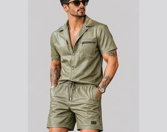Conjunto de verano de cuero para hombre, dos piezas, color caqui, camisa y shorts a juego de piel sintética, estilo casual urbano, ideal para vacaciones.