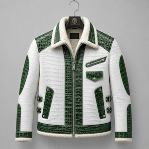 Puede incluir: Una chaqueta blanca y verde oscuro con un patrón texturizado de piel de cocodrilo. La prenda incluye un cuello y forro interior de piel sintética blanca, una cremallera frontal completa, dos bolsillos laterales con hebillas y dos bolsillos en el pecho.