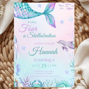 Peut inclure: Une carte d'invitation rectangulaire illustrée d'une queue de sirène, d'un dauphin, d'un hippocampe, d'un crabe et de coquillages à l'aquarelle. Le texte indique : It's time Four a Shellabration our little mermaid Hannah is turning 4 OCT 25 2 PM.