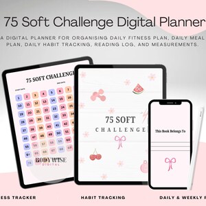 Op de afbeelding: Digitale planner met de tekst "75 Soft Challenge Digital Planner" op een tablet, een tablet en een smartphone. De planner bevat functies voor het volgen van fitness, het volgen van gewoonten en dagelijkse en wekelijkse planning. De achtergrond is lichtroze en grijs.
