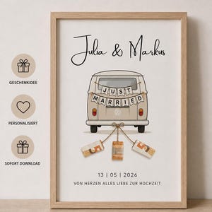 Peut inclure: Une impression encadr&eacute;e avec les noms Julia & Markus au-dessus d'une illustration de van beige avec une banni&egrave;re Just Married. Sous le van, trois billets roul&eacute;s attach&eacute;s par une ficelle, la date 13 | 05 | 2026 et le texte Von Herzen Alles Liebe Zur Hochzeit.