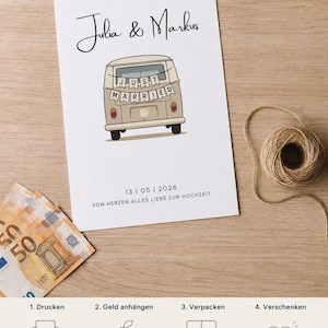 Peut inclure: Une carte rectangulaire blanche avec les pr&eacute;noms Julia & Markus en &eacute;criture noire, une illustration de van beige avec une banni&egrave;re Just Married, la date 13 | 05 | 2026 et le texte Von Herzen Alles Liebe Zur Hochzeit en noir.