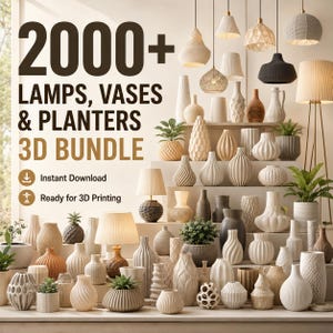 Op de afbeelding: Een verzameling lampen, vazen en plantenbakken in verschillende vormen en maten, met een neutraal kleurenpalet. De afbeelding bevat hanglampen, tafellampen en vloerlampen, samen met een verscheidenheid aan decoratieve vazen en plantenbakken. De tekst op de afbeelding luidt "2000+ LAMPS, VASES & PLANTERS 3D BUNDLE".