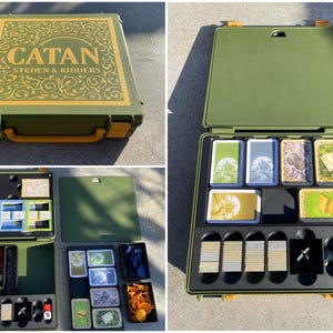 Peut inclure: Une mallette de jeu de société Catan Steden & Ridders verte avec des loquets et une poignée orange. Le couvercle présente une bordure décorative dorée et du texte. À l'intérieur, des inserts en mousse organisent les cartes, jetons et dés.