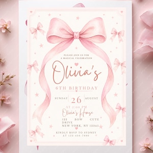 Può includere: Un biglietto d'invito di compleanno rettangolare con un grande fiocco rosa ad acquerello nella parte superiore, circondato da piccole stelle e fiocchi rosa. Il testo recita: Please join us for a magical celebration, Olivia's 6th Birthday.