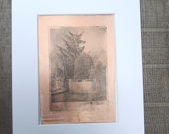 Könnte beinhalten: Ein gerahmtes Kunstwerk mit einer Sepia-farbenen Landschaftsradierung. Das Kunstwerk zeigt Bäume, eine Mauer und einen Zaun. Die Radierung ist in einem kupferfarbenen Rahmen und einem weißen Passepartout eingefasst, was einen Kontrast erzeugt. Der Rahmen ist weiß.
