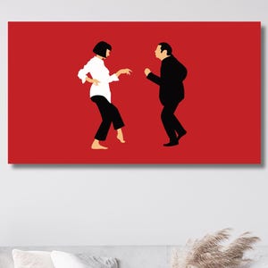 Può includere: Una stampa artistica da parete rettangolare con un'illustrazione grafica minimalista di due figure che ballano su uno sfondo rosso a tinta unita. La figura a sinistra indossa una camicia bianca e pantaloni neri, quella a destra un abito nero.