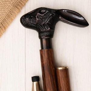 Bastone da passeggio con testa di coniglio, manico in alluminio e fusto in legno, realizzato a mano, oggetto da collezione, regalo.