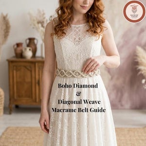Può includere: Una cintura in macramè color crema con un design a trama a diamante e diagonale. La cintura è indossata sopra un abito di pizzo bianco. L'immagine include il testo "Boho Diamond & Diagonal Weave Macrame Belt Guide."