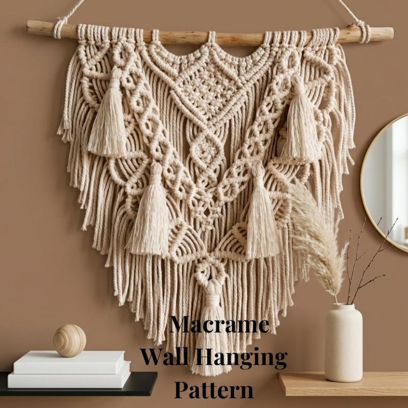 K&ouml;nnte beinhalten: Ein beiges Makramee-Wandbehangmuster mit einem Holzd&uuml;bel. Der Wandbehang weist komplizierte Knoten und dekorative Quasten auf. Der Text "Macrame Wall Hanging Pattern" wird unten im Bild angezeigt.