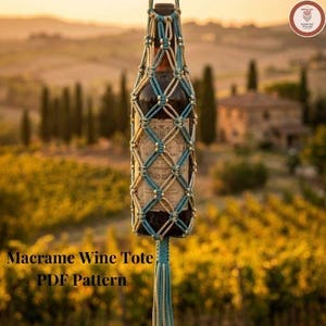 Può includere: Un portabottiglie da vino in macramè con un motivo a nodi a forma di diamante in colori alternati verde acqua e crema, arricchito da piccole perline metalliche lungo tutta la struttura e una lunga e spessa nappa che pende dalla base.