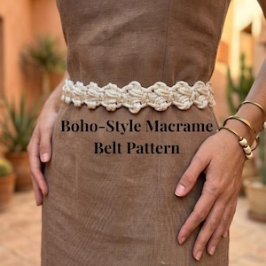 Puede incluir: Un cinturón de macramé color crema con un diseño floral se usa sobre un vestido marrón. El cinturón es el foco, con el texto "Boho-Style Macrame Belt Pattern" debajo. El cinturón mide aproximadamente 5 cm de ancho.