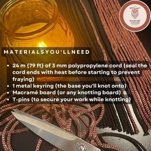Puede incluir: Una lista de materiales para un proyecto de macram&eacute; que incluye 24 m de cuerda de polipropileno de 3 mm, un llavero met&aacute;lico, una tabla de macram&eacute; y alfileres en T. El texto dice MATERIALS YOU'LL NEED. Se ven cuerdas de cobre y negras y tijeras.