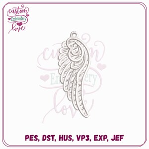 Op de afbeelding: Een wit machinaal borduurontwerp van een enkele engelvleugel met gedetailleerd verenstiksel. De afbeelding bevat de tekst 'custom Embroidery love' in de linkerbovenhoek en de bestandsformaten 'PES, DST, HUS, VP3, EXP, JEF' onderaan.