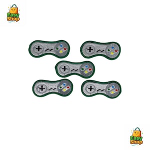 Pode incluir: Cinco patches bordados em forma de um controlador de videogame clássico. Cada patch apresenta um controlador cinza com uma cruz preta, botões coloridos e uma borda verde. Para gamers.