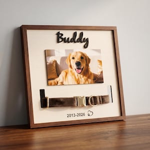 Puede incluir: Un marco conmemorativo de madera para mascotas con una foto de un golden retriever. El marco incluye el nombre "Buddy" en escritura negra, un collar marrón y los años 2013-2026 con una huella de pata.