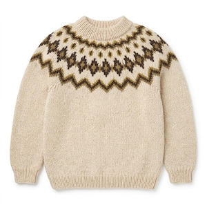 Pode incluir: Uma camisola de malha de manga comprida em cor creme com gola redonda, punhos e bainha canelados. A parte superior do peito e dos ombros apresenta um padrão geométrico repetitivo em castanho escuro e verde azeitona no encaixe.