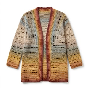 Può includere: Un cardigan all'uncinetto a maniche lunghe e aperto sul davanti, in un gradiente di colori beige, blu, giallo e marrone. Il punto all'uncinetto crea un design aperto e arioso. Il cardigan ha un colletto e due tasche.