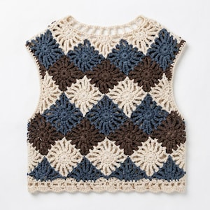 Peut inclure: Un haut sans manches en crochet avec un motif géométrique. Le haut présente un motif répété de formes florales bleues, marron et crème. L'encolure et l'ourlet ont un bord festonné.