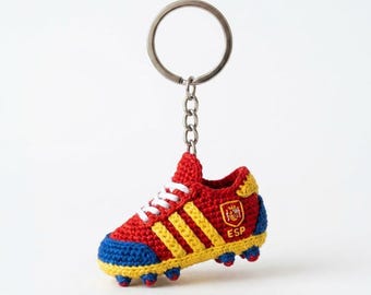 Gehaakte sleutelhanger voetbalschoen, patroon amigurumi voetbalschoen, thema Spanje (pdf-download)