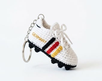 Gehaakte sleutelhanger voetbalschoen Duitsland – miniatuur voetbalschoen amigurumi (pdf-patroon)